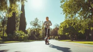 Comment garder la ligne avec la trottinette électrique grâce aux micro-mouvements quotidiens